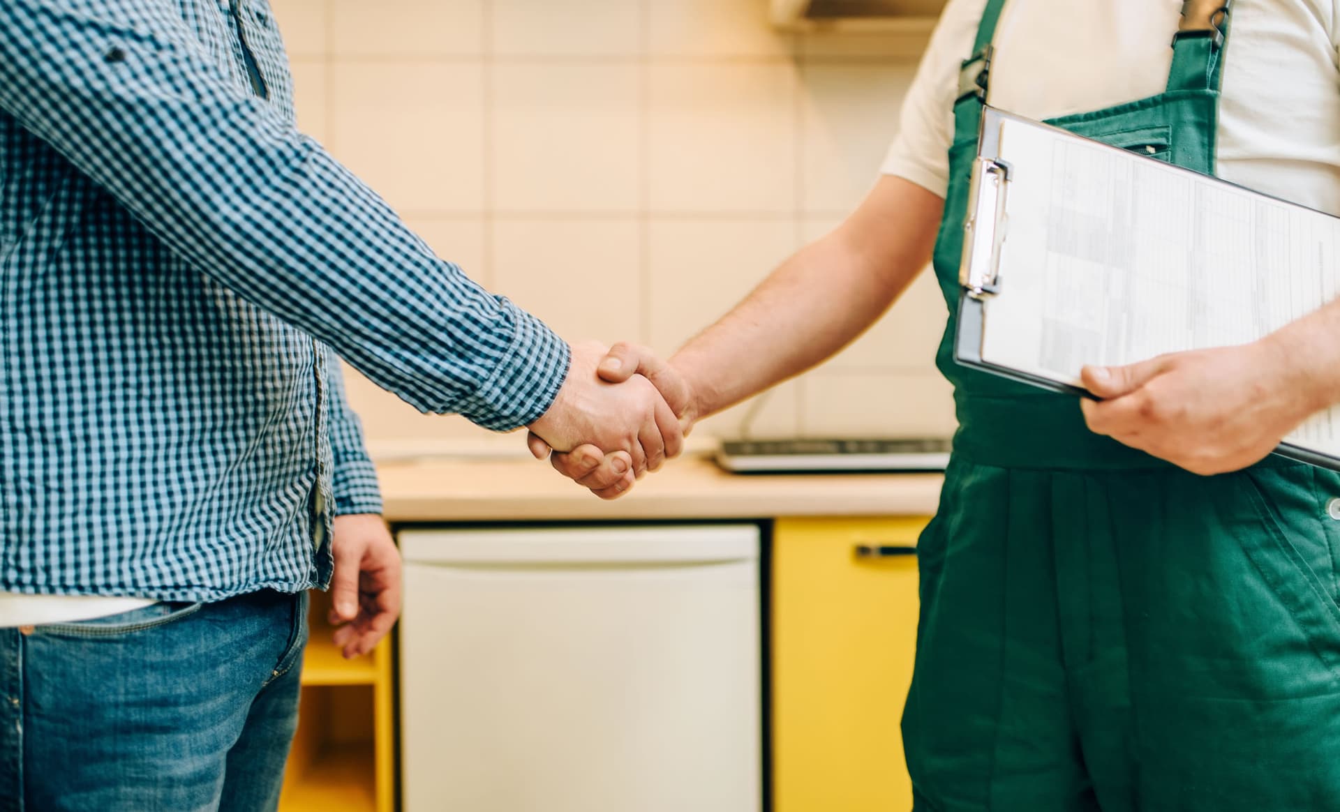 A Bleuwave handyman shaking hands with a client